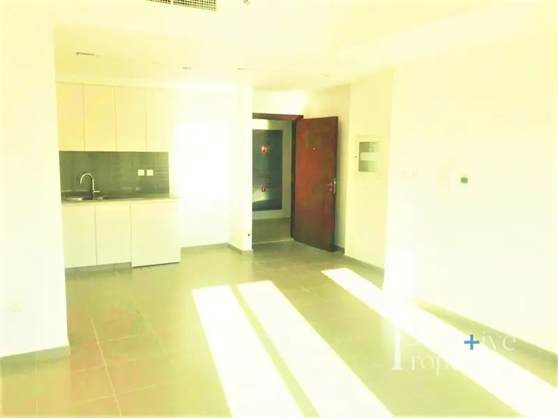 brand-new-bright-on-high-floor-walk-in-closet.webp
