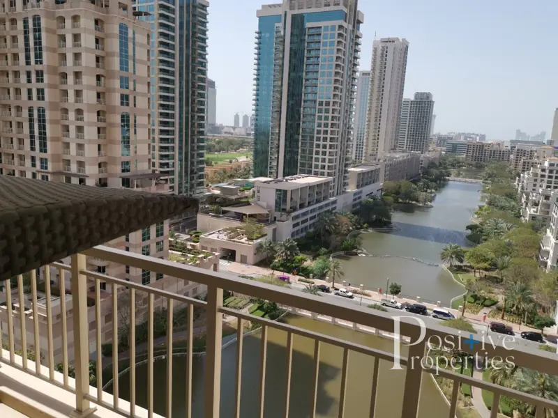 breathtaking-lake-view-from-vintage-1br-apartment.webp