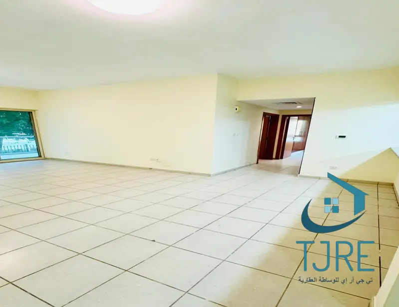 bright-spacious-vacant-ground-floor-chiller-free.webp