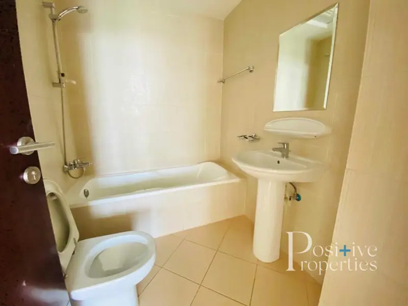 budget-2-bed-limited-time-only-closed-kitchen.webp