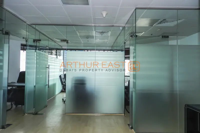 close-to-metro-l-uniformed-layout-office.webp
