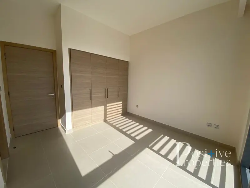 contactless-viewing-negotiable-near-park.webp