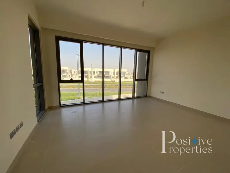 contactless-viewing-negotiable-near-park.webp