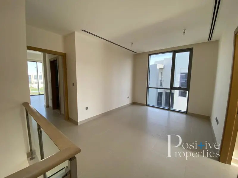 contactless-viewing-negotiable-near-park.webp