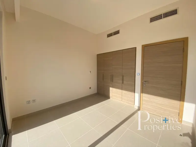 contactless-viewing-negotiable-near-park.webp