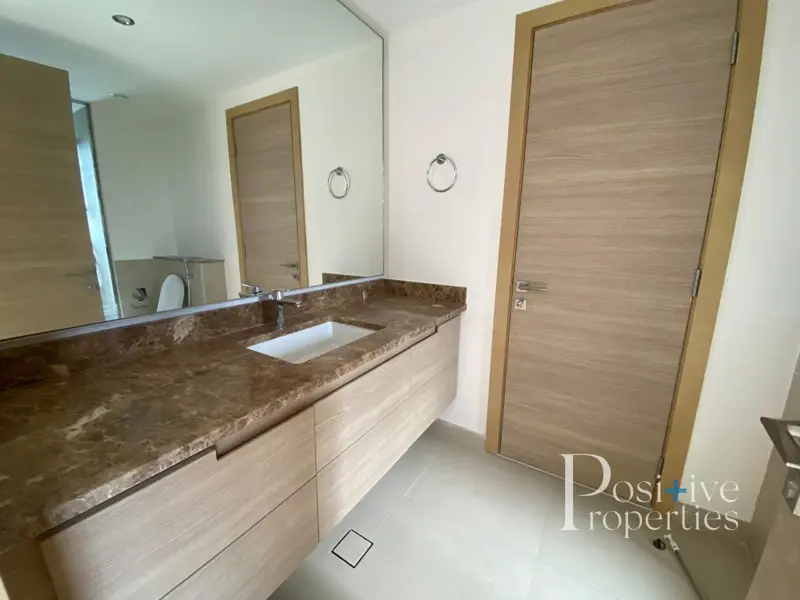 contactless-viewing-negotiable-near-park.webp