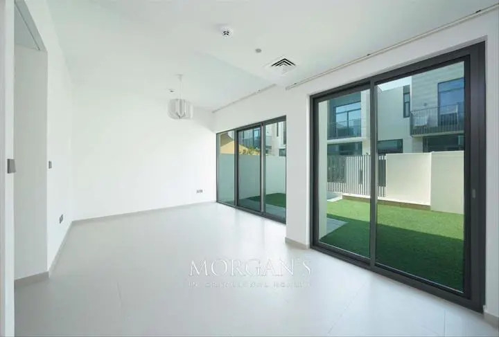 facing-community-center-with-balcony-airy.webp