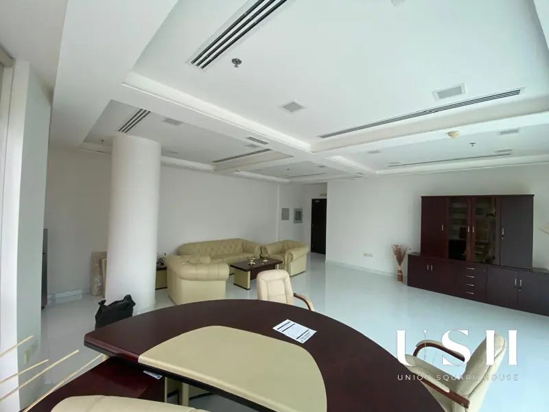 fully-fitted-higher-floor-canal-view-1.webp