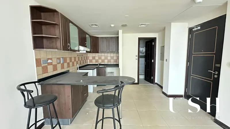 fully-furnished-1-bed-lake-view-spacious.webp