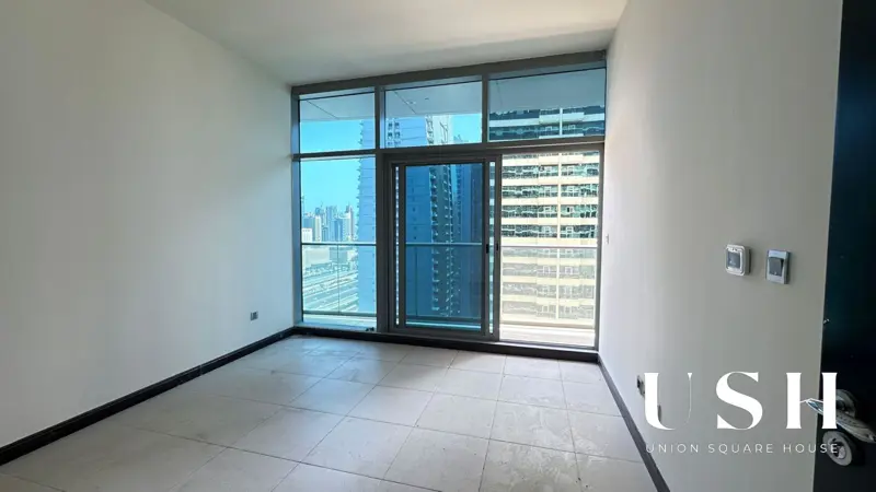 fully-furnished-1-bed-lake-view-spacious.webp