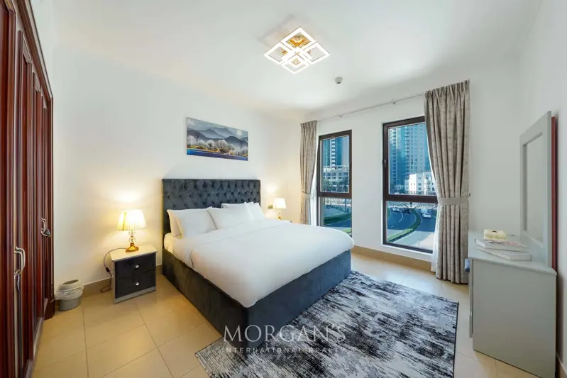 generous-layout-bright-interior-burj-view.webp
