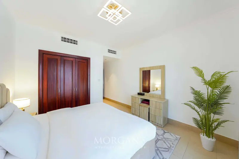 generous-layout-bright-interior-burj-view.webp