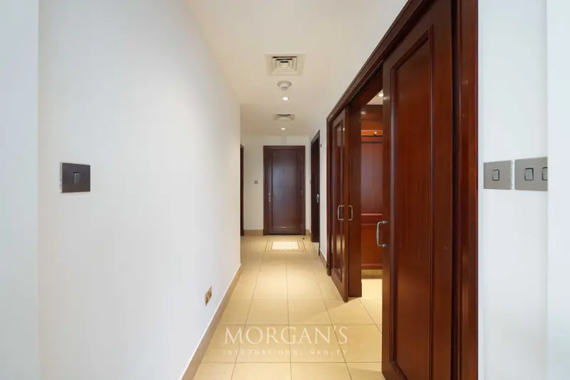 generous-layout-bright-interior-burj-view.webp