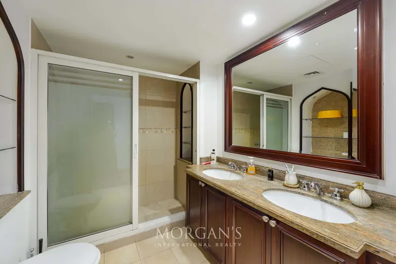 generous-layout-bright-interior-burj-view.webp
