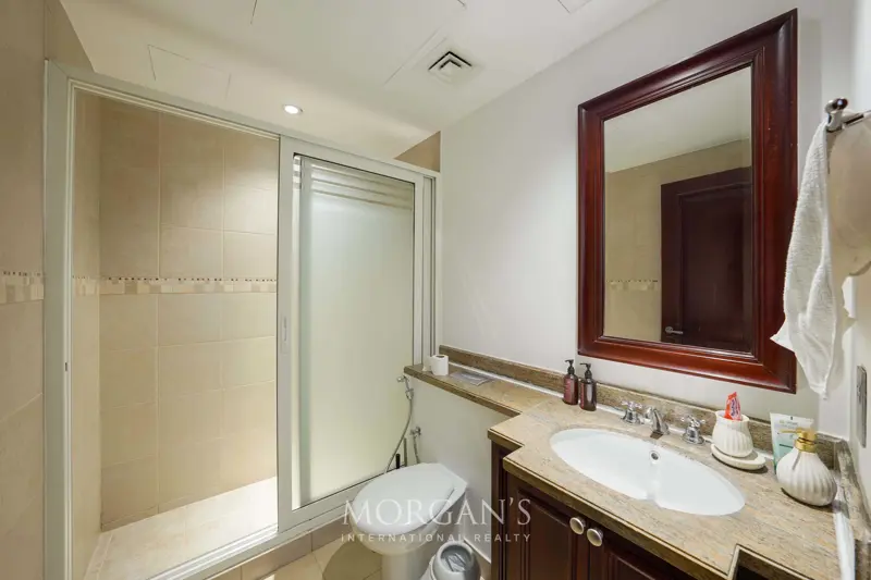 generous-layout-bright-interior-burj-view.webp
