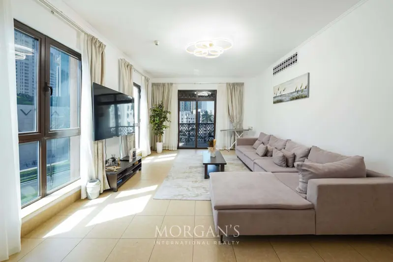 generous-layout-bright-interior-burj-view.webp