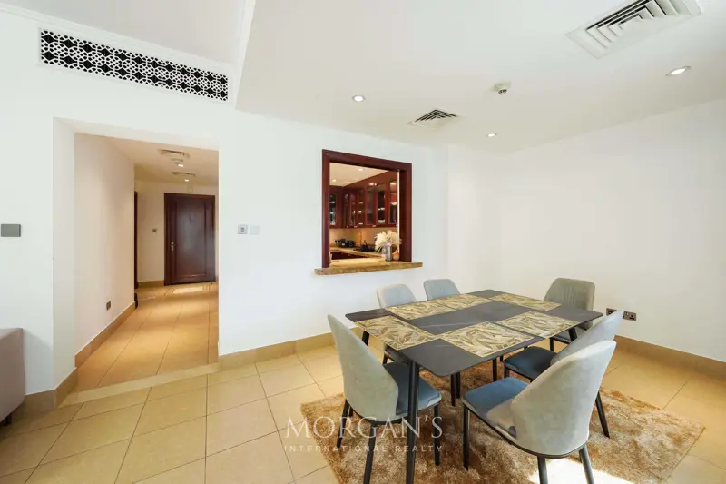 generous-layout-bright-interior-burj-view.webp