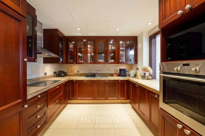 generous-layout-bright-interior-burj-view.webp