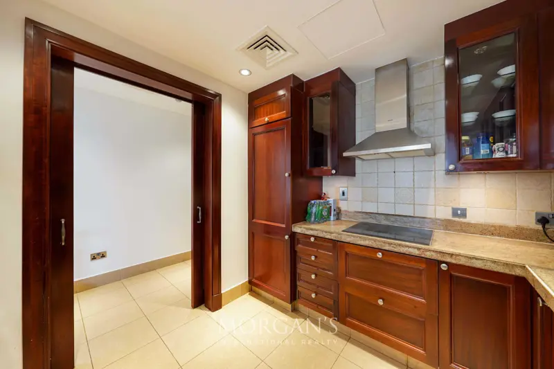 generous-layout-bright-interior-burj-view.webp