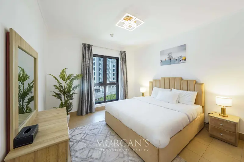 generous-layout-bright-interior-burj-view.webp