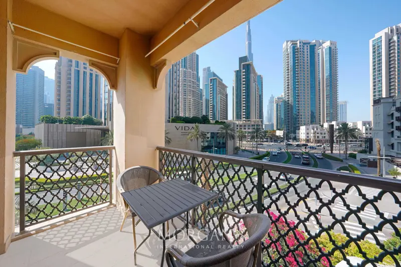 generous-layout-bright-interior-burj-view.webp