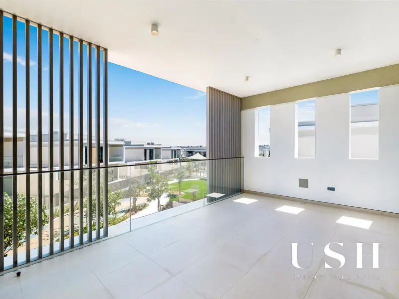 genuine-resale-corner-unit-on-park-5br-large.webp