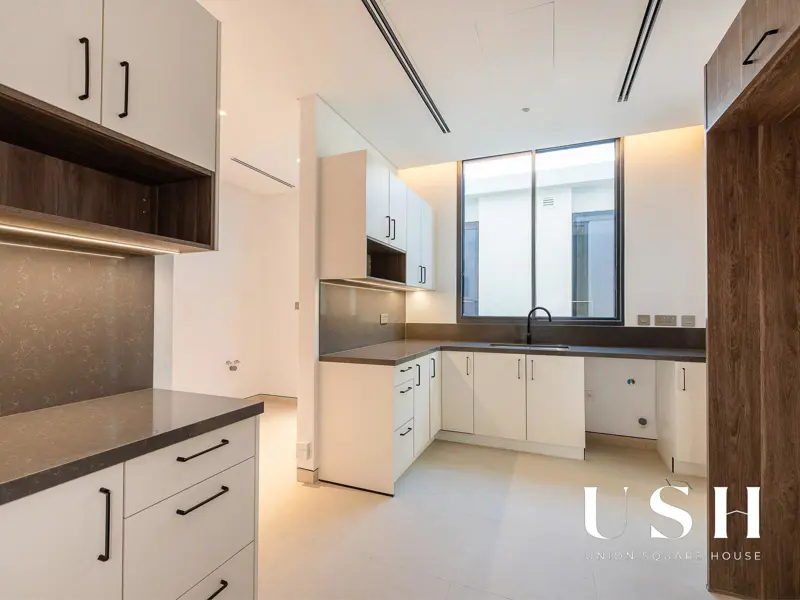 genuine-resale-corner-unit-on-park-5br-large.webp