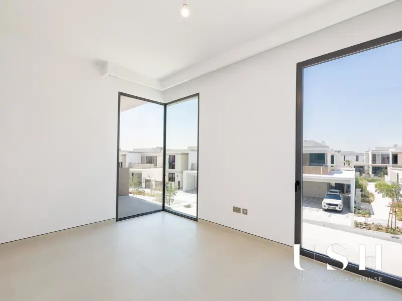 genuine-resale-corner-unit-on-park-5br-large.webp