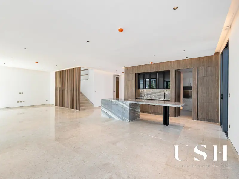 genuine-resale-corner-unit-on-park-5br-large.webp