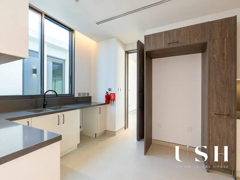 genuine-resale-corner-unit-on-park-5br-large.webp