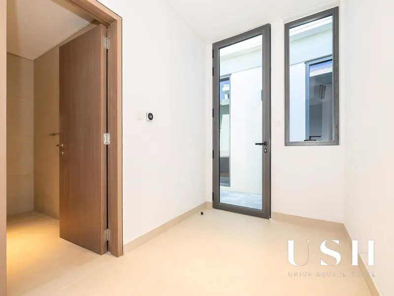 genuine-resale-corner-unit-on-park-5br-large.webp