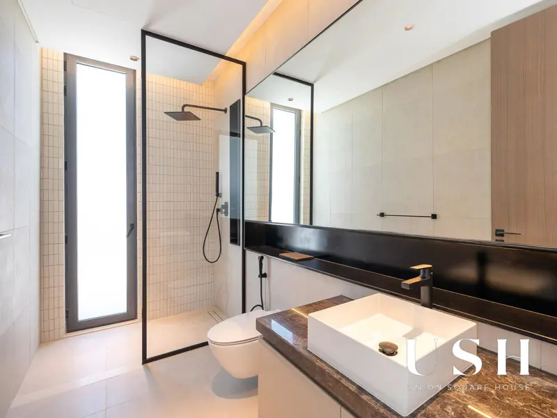 genuine-resale-corner-unit-on-park-5br-large.webp
