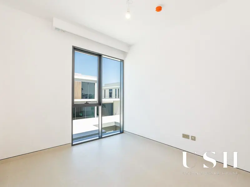 genuine-resale-corner-unit-on-park-5br-large.webp