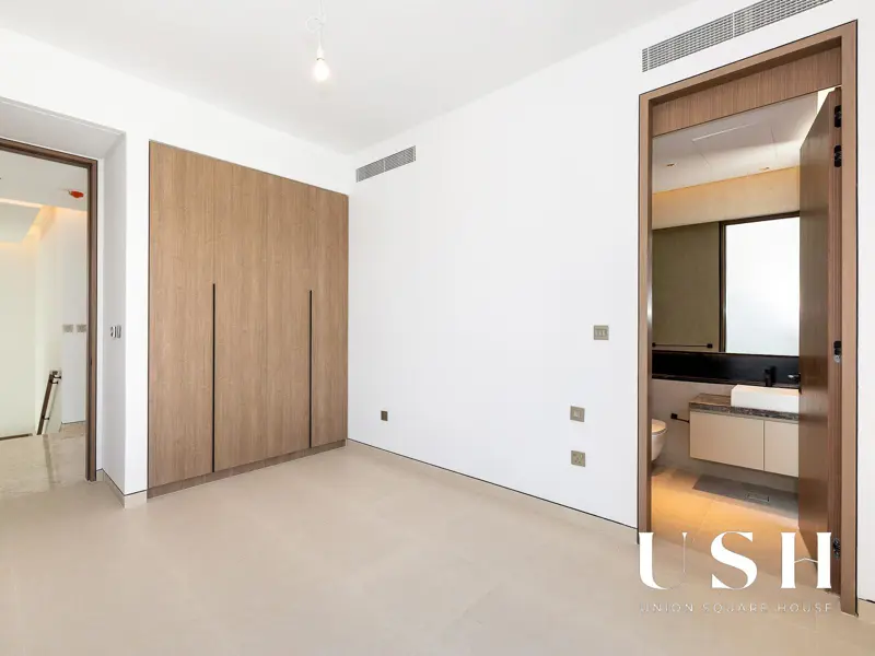 genuine-resale-corner-unit-on-park-5br-large.webp