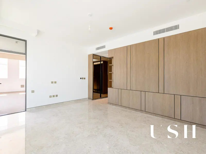 genuine-resale-corner-unit-on-park-5br-large.webp