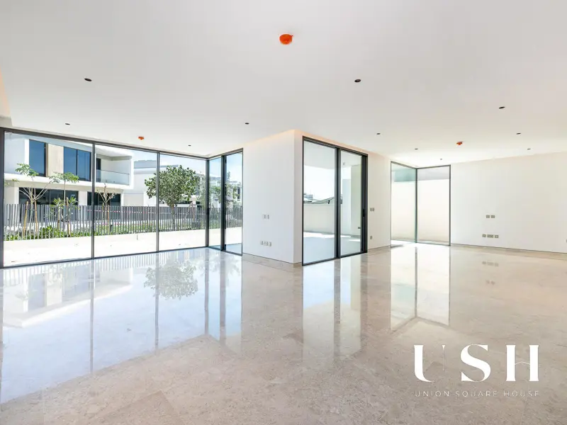genuine-resale-corner-unit-on-park-5br-large.webp