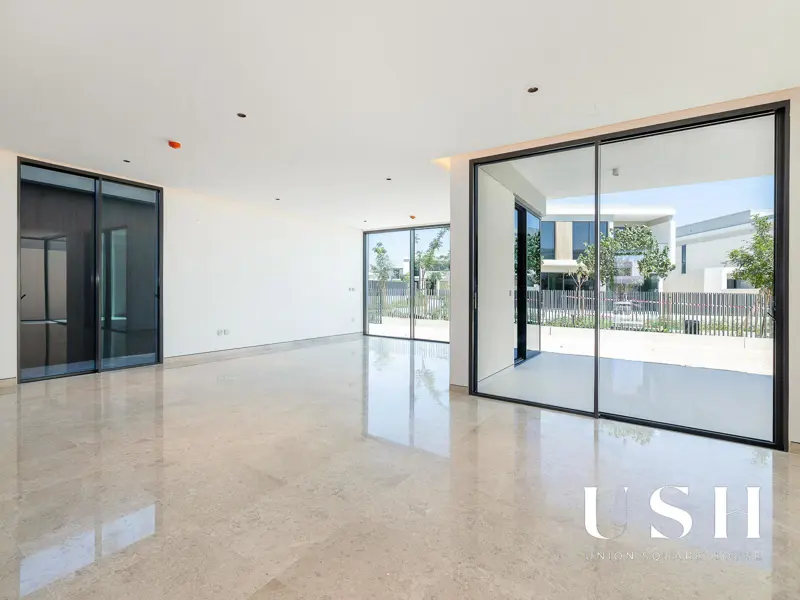 genuine-resale-corner-unit-on-park-5br-large.webp