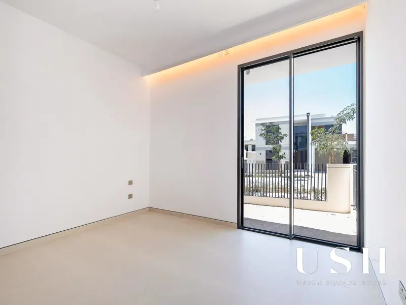 genuine-resale-corner-unit-on-park-5br-large.webp