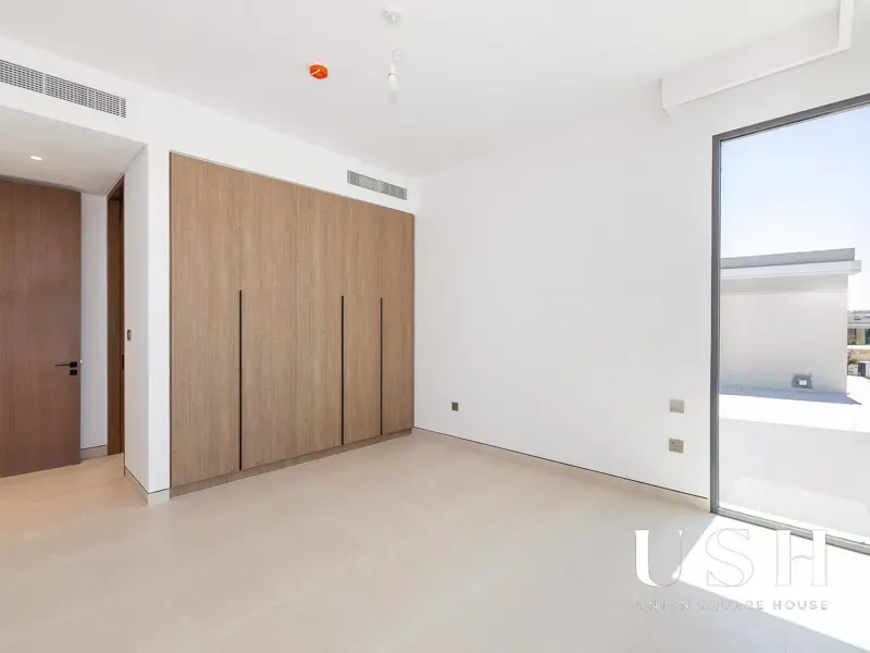 genuine-resale-corner-unit-on-park-5br-large.webp