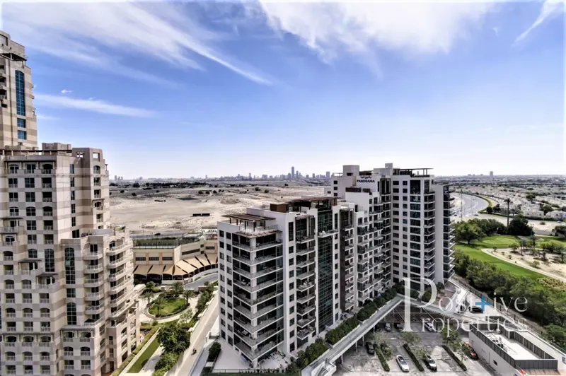 golf-course-canal-view-3-balconies.webp