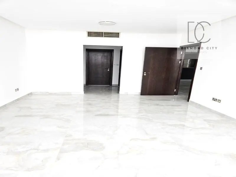 golf-course-views-unfurnished-maids-room.webp