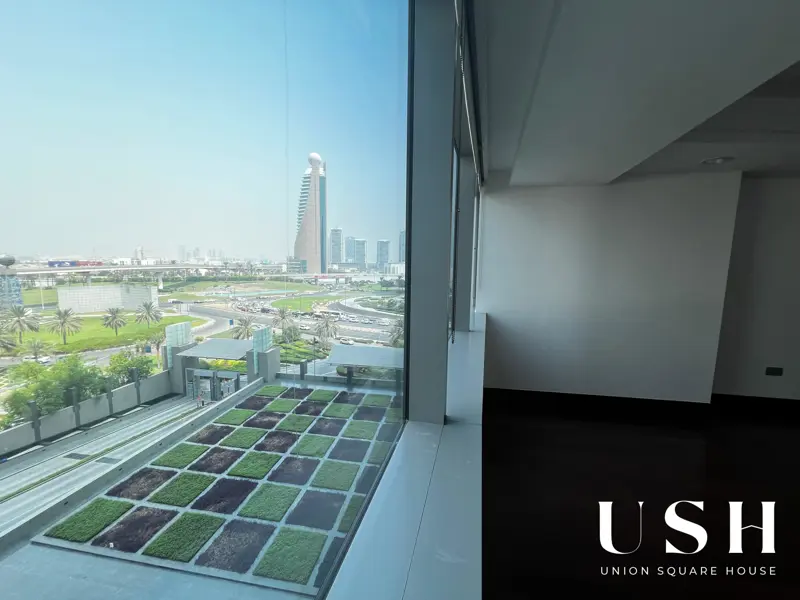 high-end-4-bedroom-rental-rooftop-pool-gym.webp