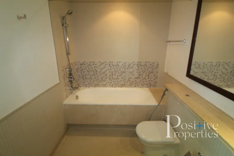 high-floor-sea-view-spacious-1bed-chiller-free.webp