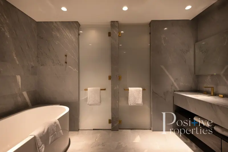 jacuzzi-maid-room-sea-view-storage.webp