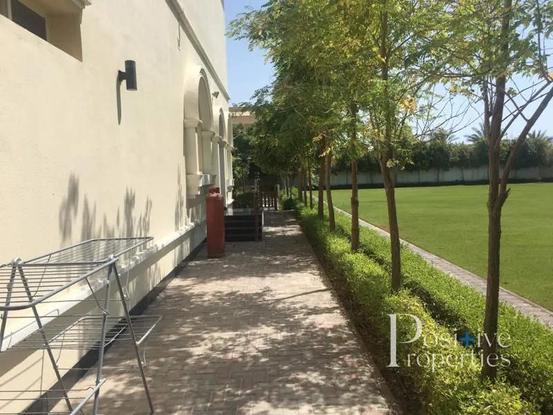 large-plot-green-garden-5-bed-one-month-free.webp