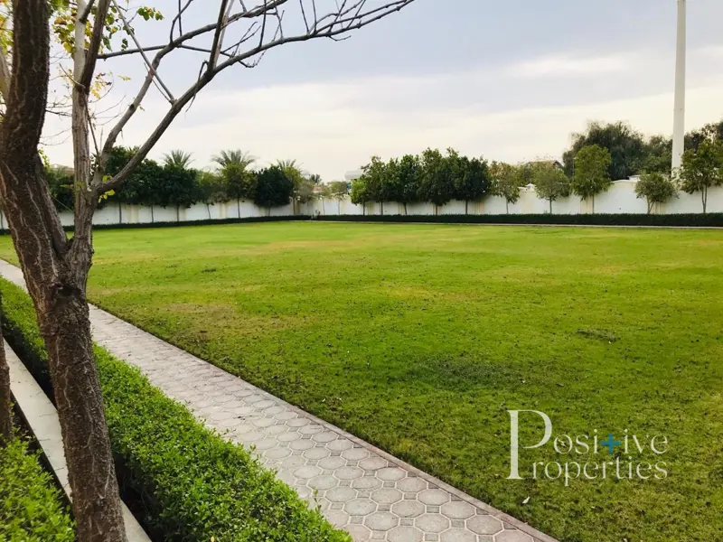 large-plot-green-garden-5-bed-one-month-free.webp