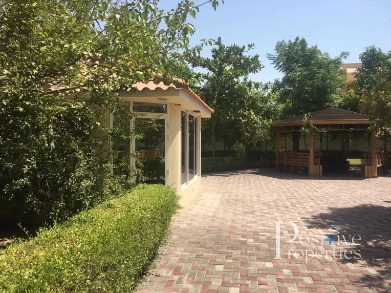 large-plot-green-garden-5-bed-one-month-free.webp