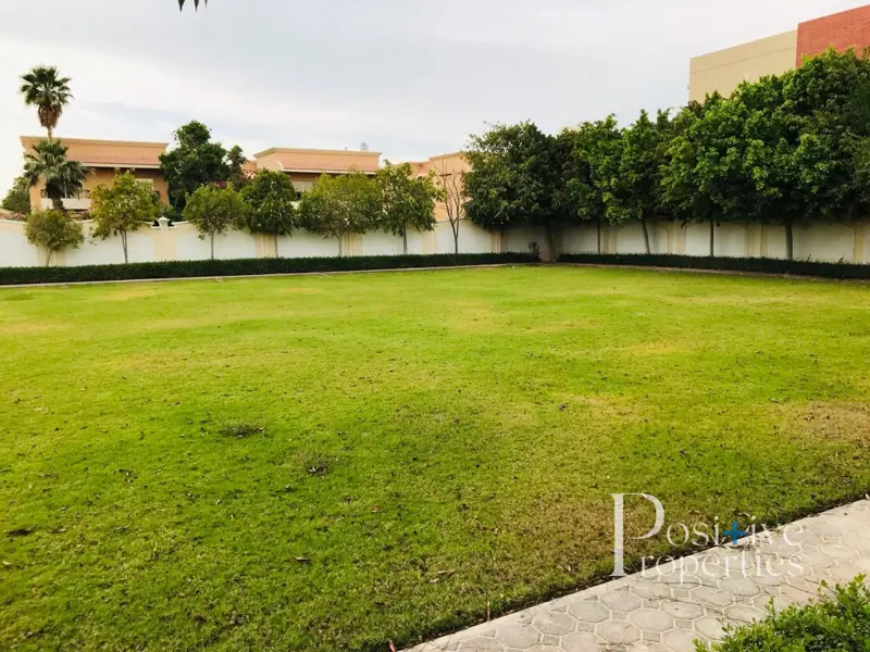 large-plot-green-garden-5-bed-one-month-free.webp