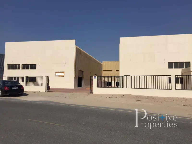 large-warehouse-insulated-roofing-160kw-ready.webp