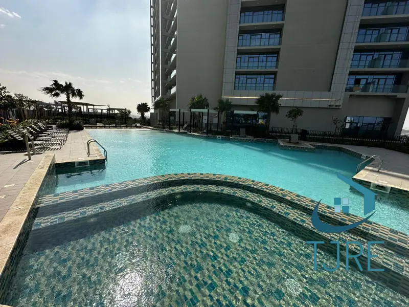 modern-style-with-balcony-huge-layout-new-building.webp